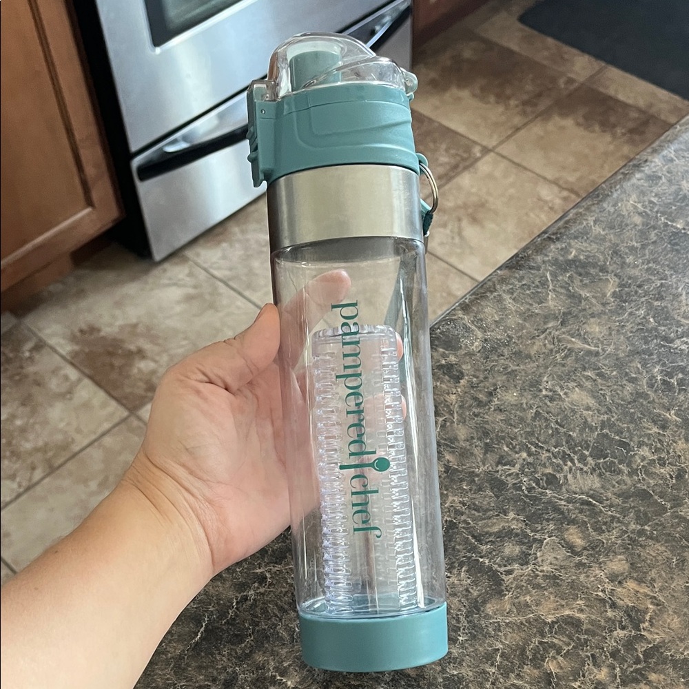 Pampered Chef Aqua and Clear Infuser Bottle